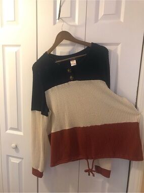 No Boundaries Colorblock Waffle Knit Pullover in Black, Cream & Rust